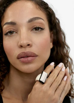 Anillo blanco y negro