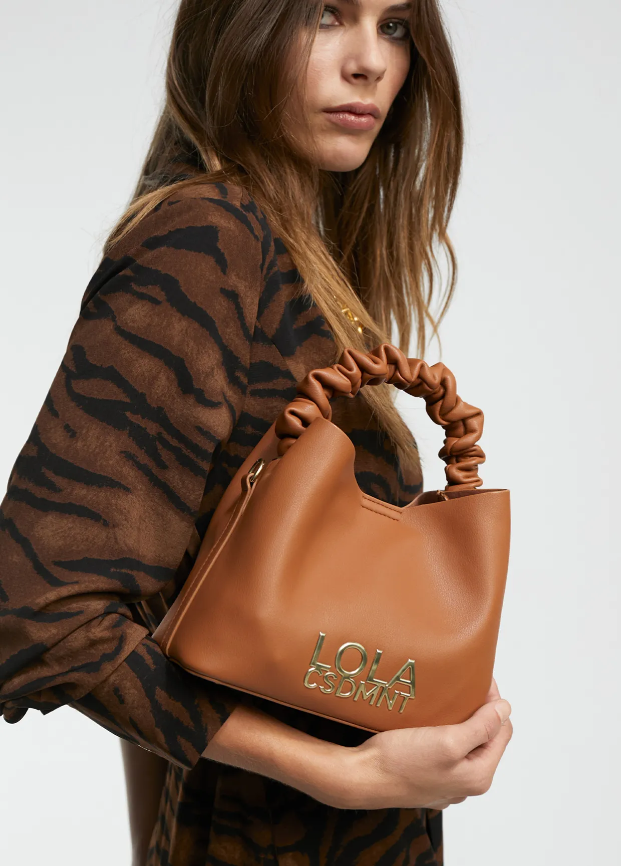 Bandolera con asa fruncida