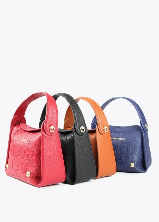 Bolso bandolera con logo grabado