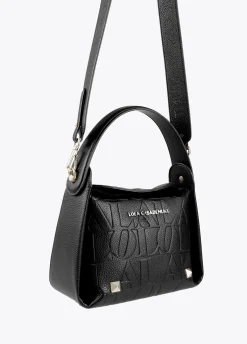 Bolso bandolera con logo grabado