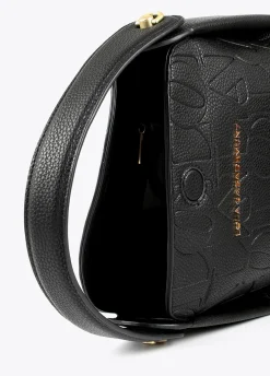 Bolso bandolera con logo grabado