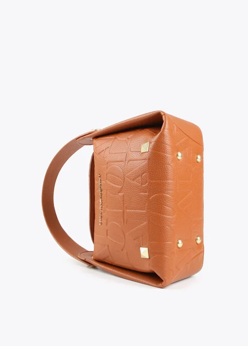 Bolso bandolera con logo grabado
