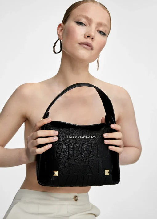 Bolso bandolera con logo grabado