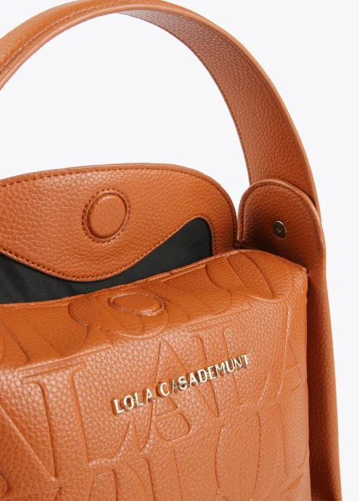 Bolso bandolera con logo grabado