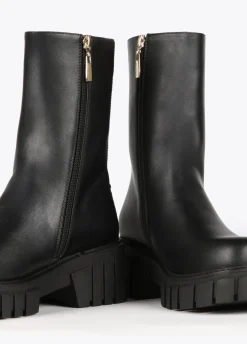 Botín negro con cadena