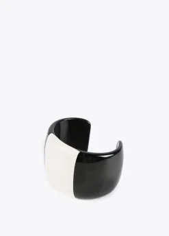 Brazalete rígido blanco y negro