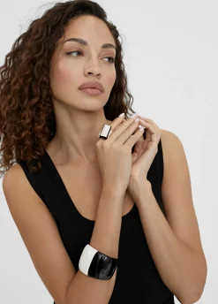 Brazalete rígido blanco y negro