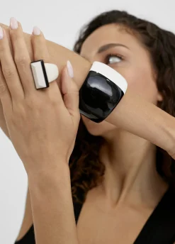 Brazalete rígido blanco y negro