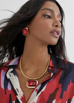 Collar dorado con colgante