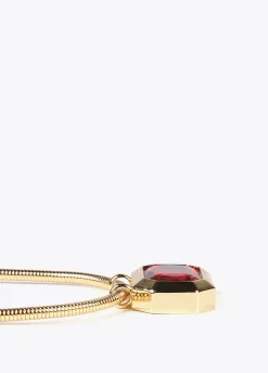 Collar dorado con colgante