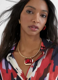 Collar dorado con colgante