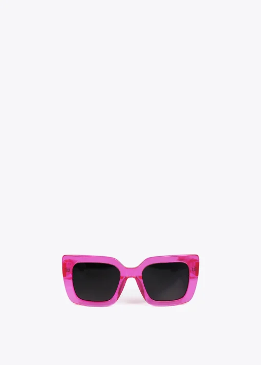 Gafas de sol fabricadas en acetato con forma cuadrada. Varillas personalizadas.