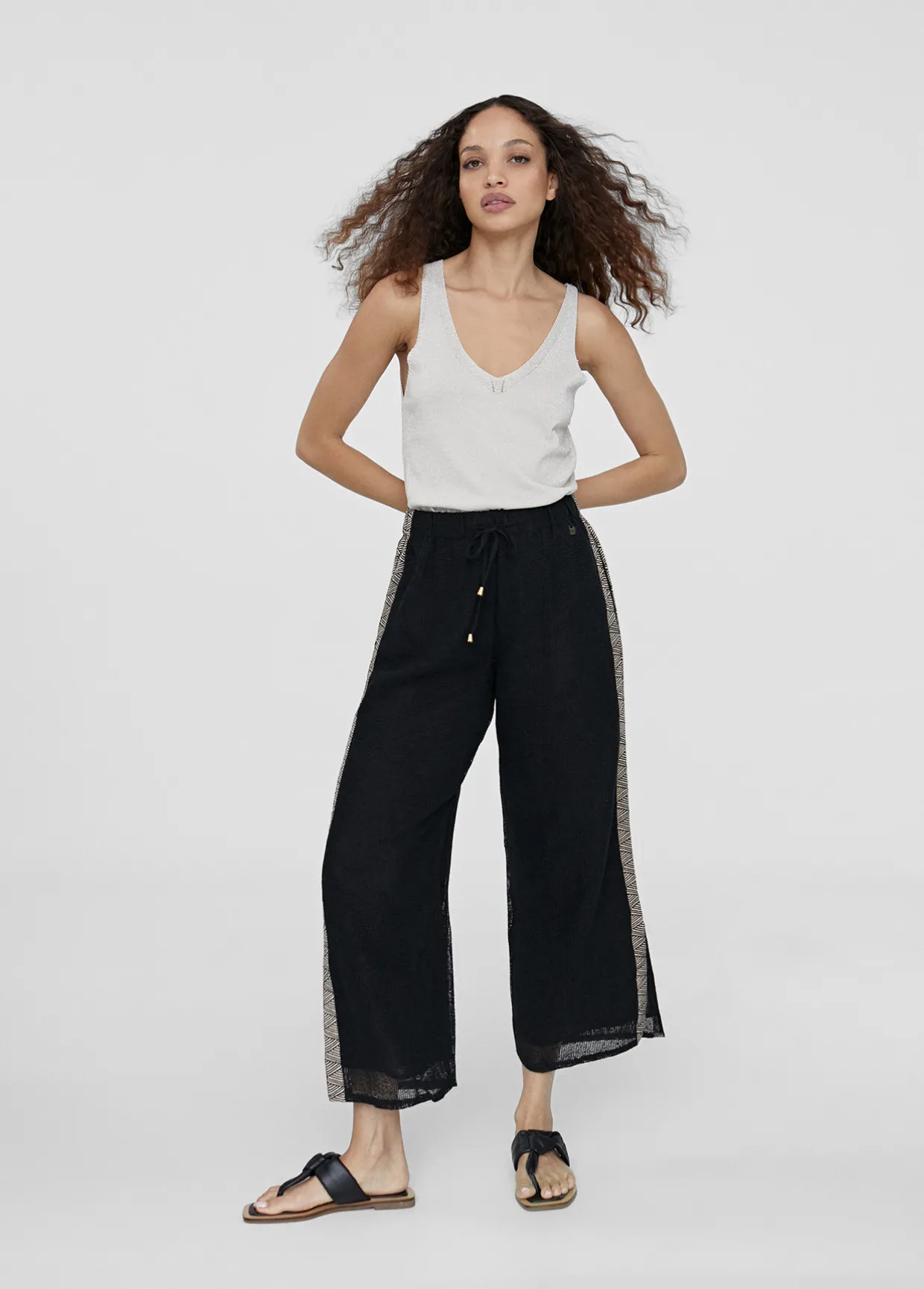 Pantalón con detalle lateral