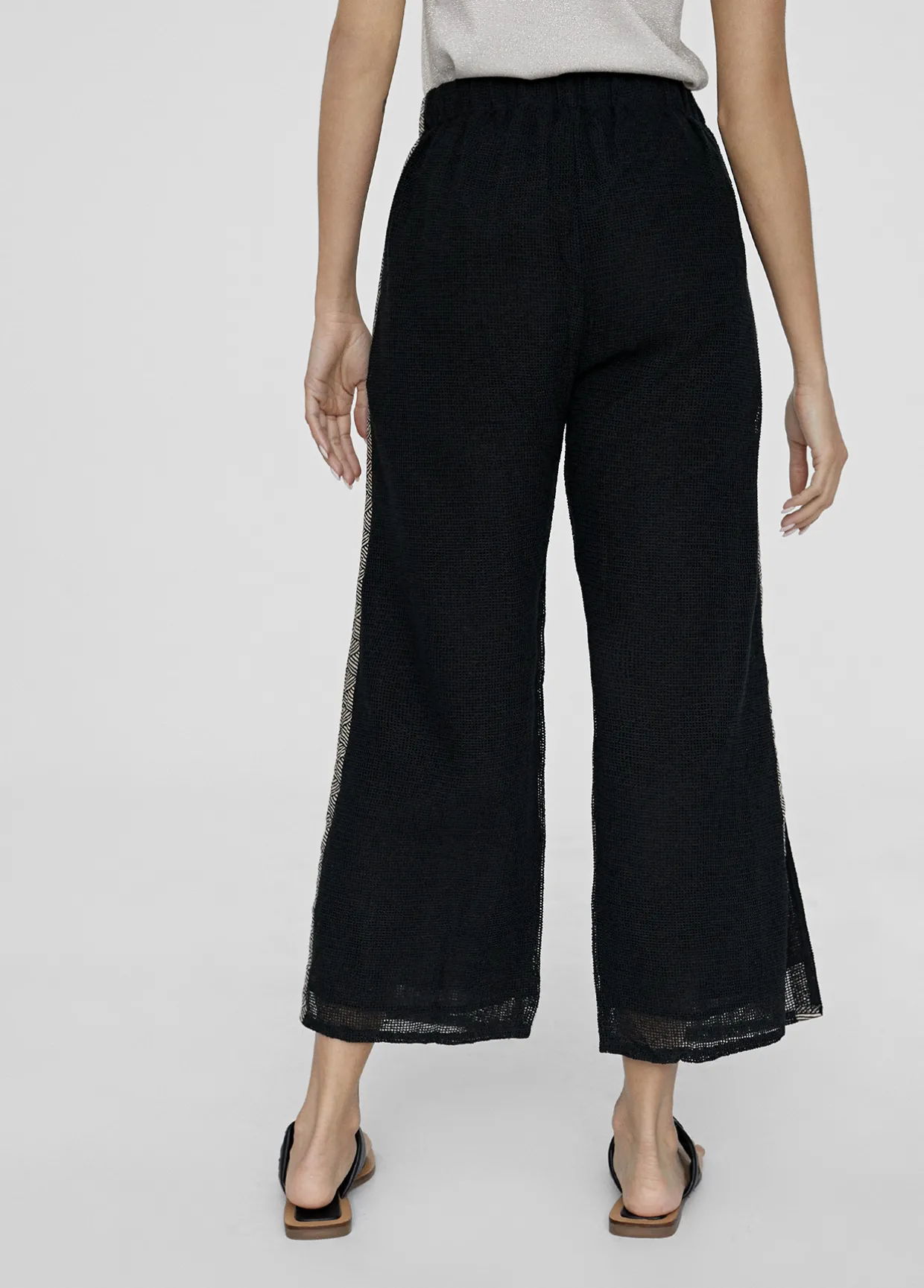 Pantalón con detalle lateral