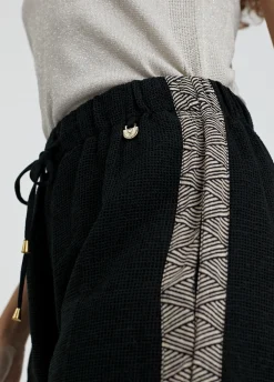 Pantalón con detalle lateral