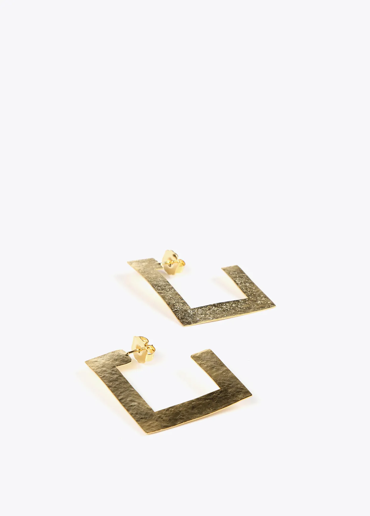 Pendientes dorados de aros cuadrados