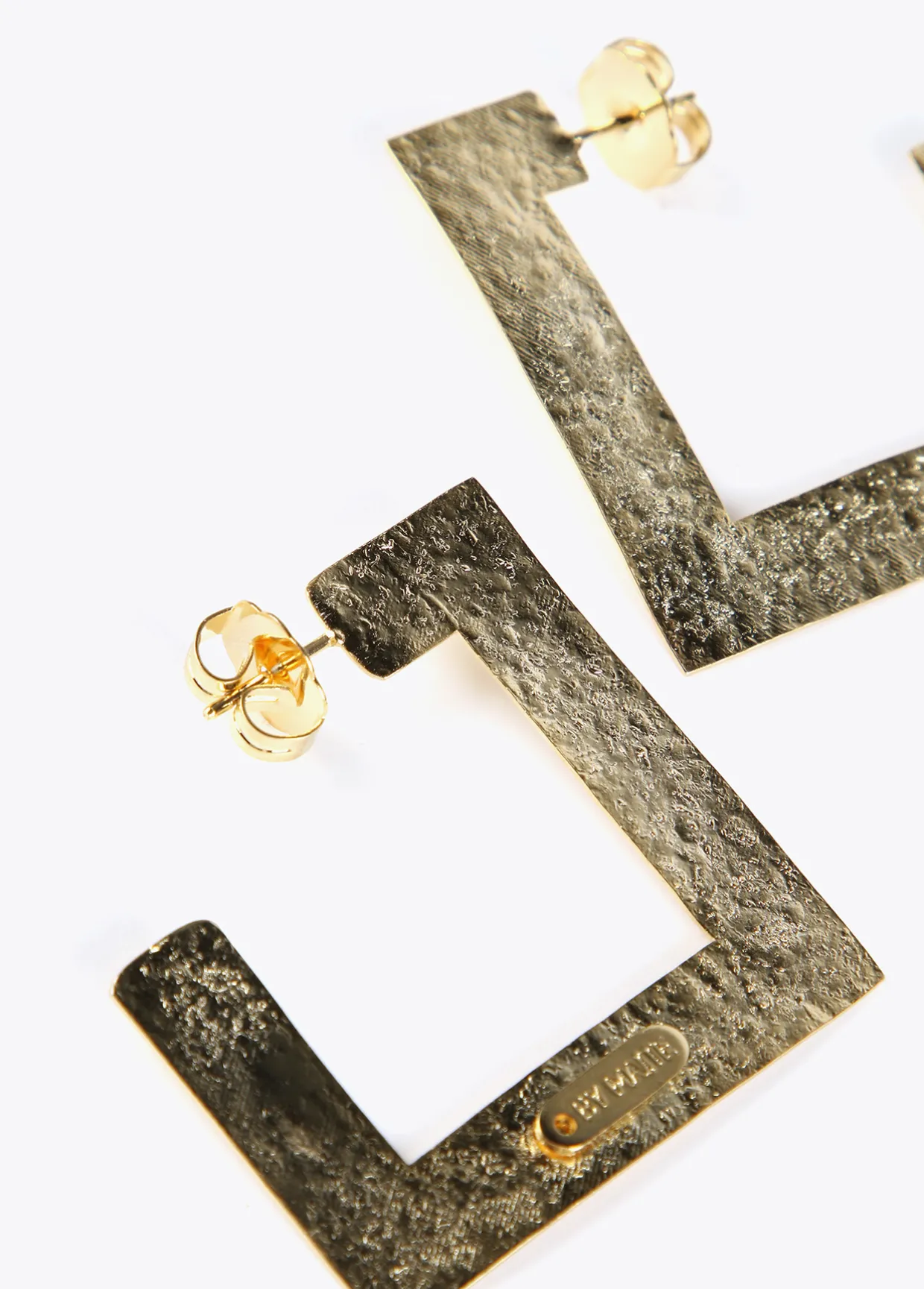 Pendientes dorados de aros cuadrados