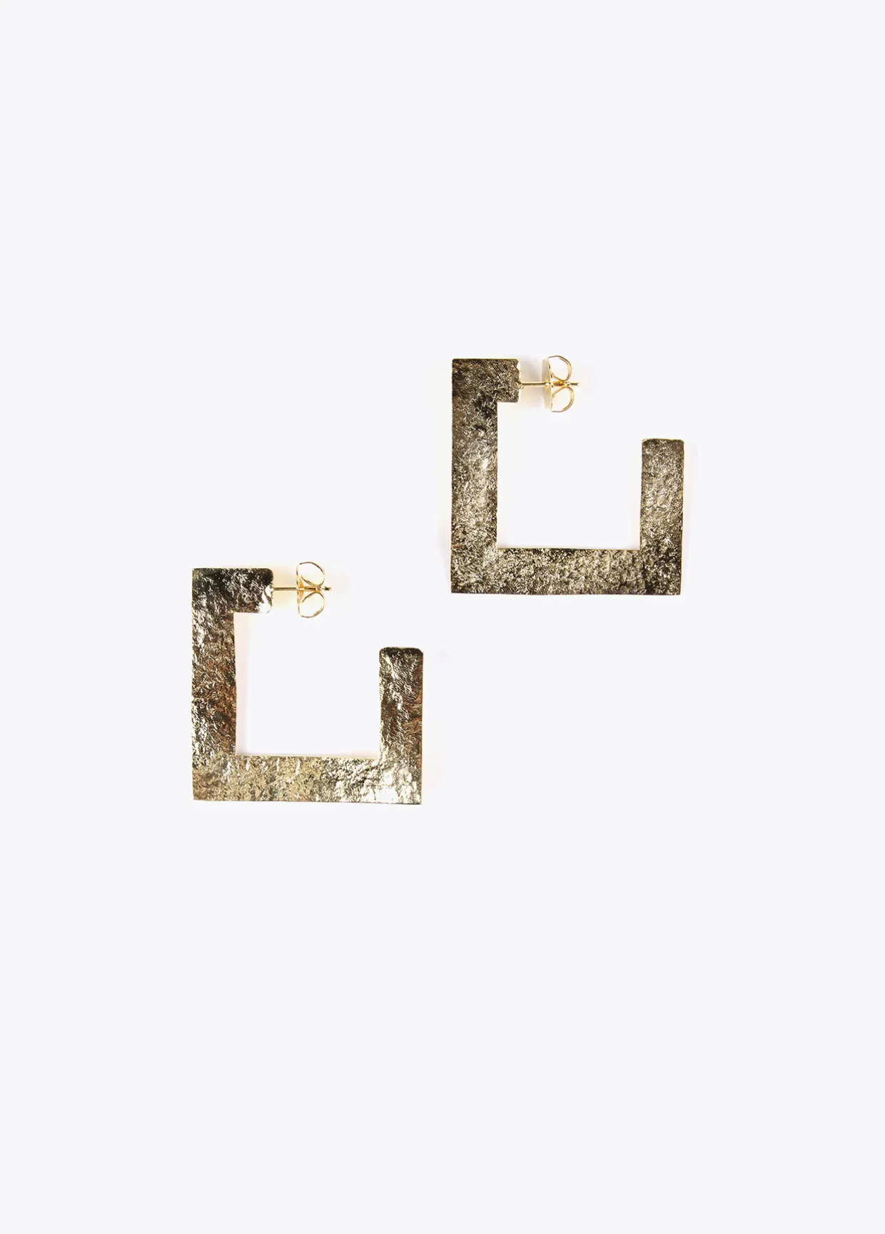 Pendientes dorados de aros cuadrados