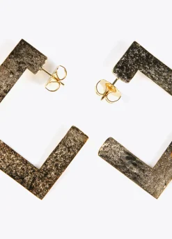 Pendientes dorados de aros cuadrados