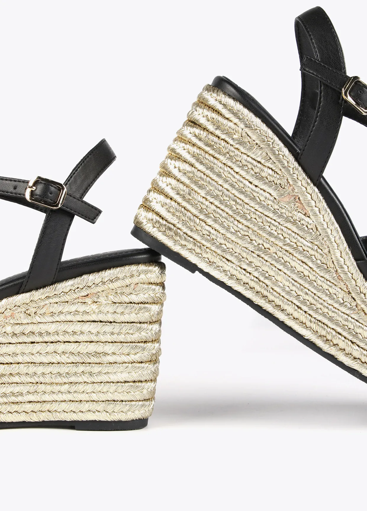 Sandalia tipo cuña metalizada