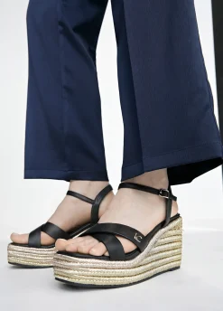 Sandalia tipo cuña metalizada