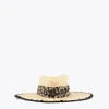 Sombrero con ala ancha